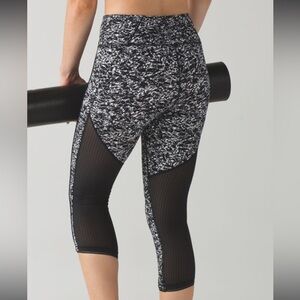 Lululemon Deep Breath Crop (21")
Iced Wave White Black / Black